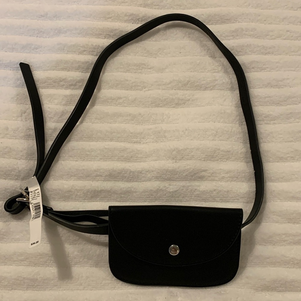 NWT Black Leather Waist Pouch. Strap adjusts to 30”. Great for travel.‌‌